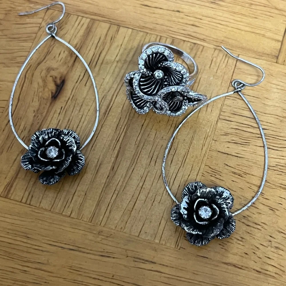Elegant Silver Floral Jewelry by “Tocara” Stainless Steel earrings & Ring Set - Picture 3 of 6